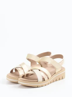 Piesanto – Komfortsandale aus Metallicleder Beige