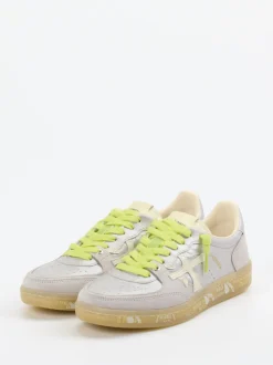 Premiata – Sneaker aus Metallicleder in Hellgrau