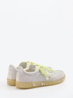 Premiata – Sneaker aus Metallicleder in Hellgrau