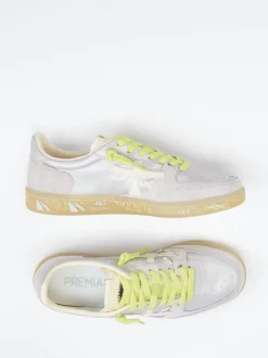 Premiata – Sneaker aus Metallicleder in Hellgrau