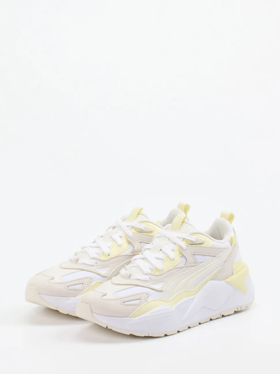 Puma – Chunky Sneaker aus Veloursleder cremeweiß