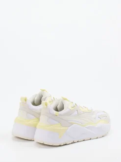 Puma – Chunky Sneaker aus Veloursleder cremeweiß
