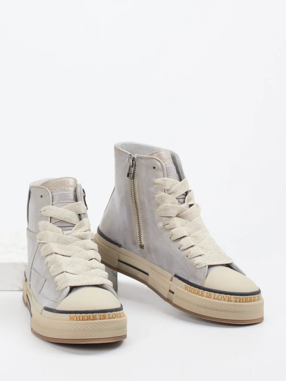 Rebecca White – High-Top Sneaker aus Metallicleder silbergrau