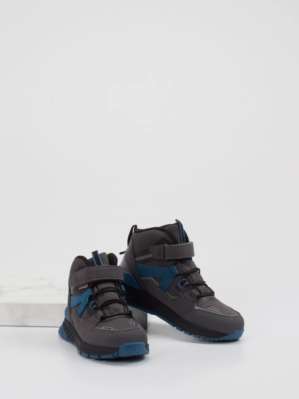 Ricosta – Outdoor-Sneaker aus Veloursleder grau