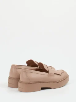Santoni – Loafer aus Lammleder in Rosébeige