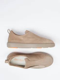 Santoni – Slip-On Sneaker aus Veloursleder Sandbeige