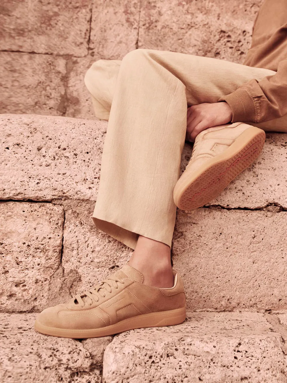 Santoni – Sneaker aus Veloursleder sandbeige