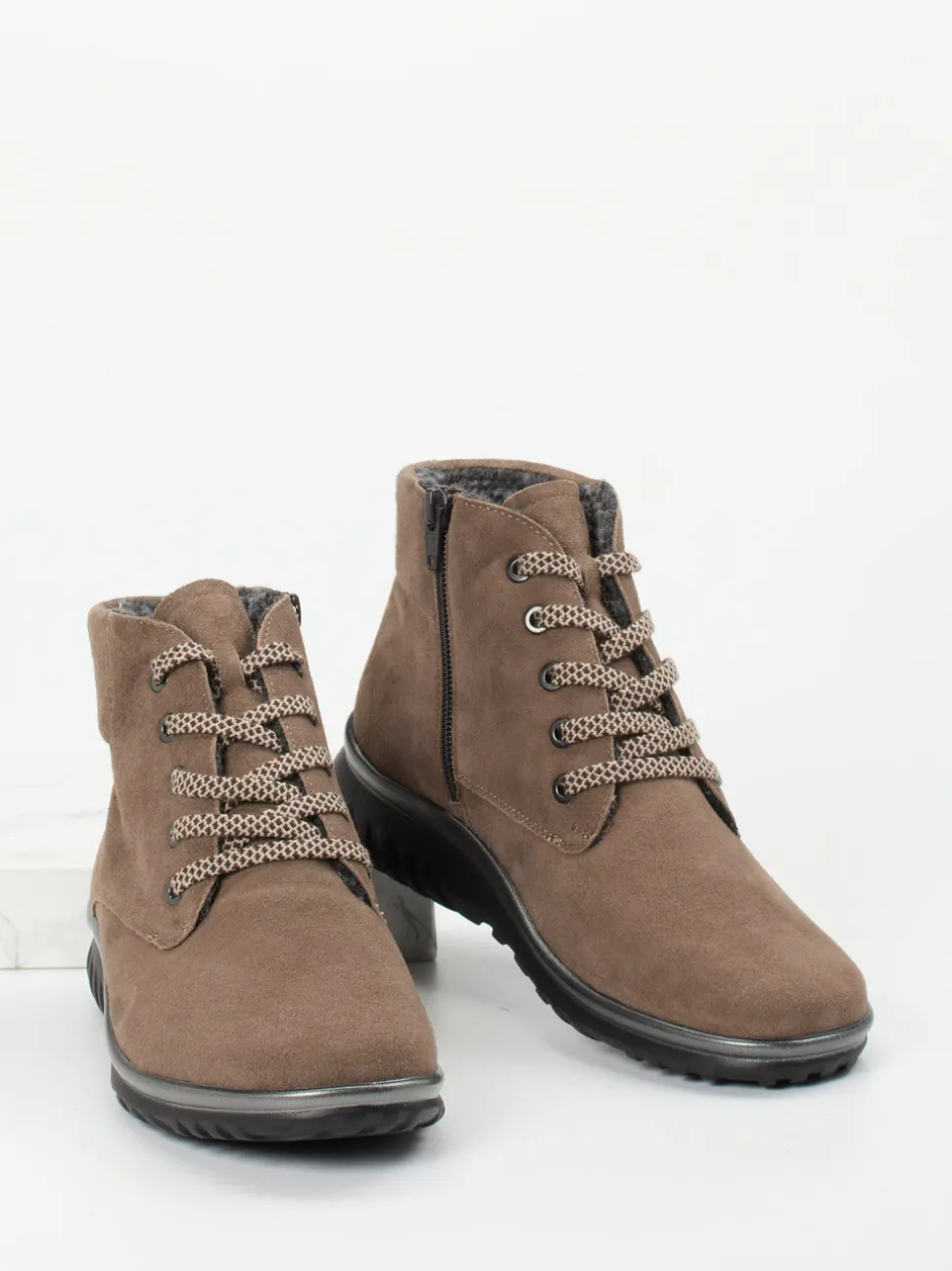 Semler – Schnürboots aus Veloursleder in Taupe