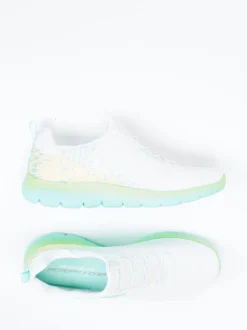 Skechers – Sneaker aus Textil in Weiß mit Pastellakzenten