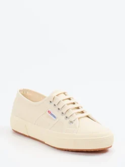 Superga – Sneaker aus Canvas in Cremebeige