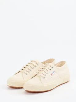 Superga – Sneaker aus Canvas in Cremebeige
