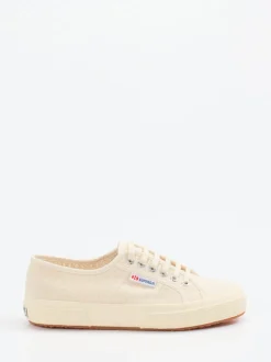 Superga – Sneaker aus Canvas in Cremebeige
