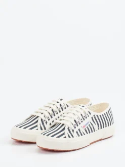 Superga – Sneaker aus Canvas in Cremeweiß