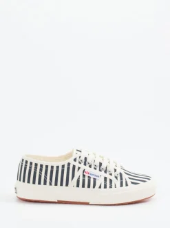 Superga – Sneaker aus Canvas in Cremeweiß