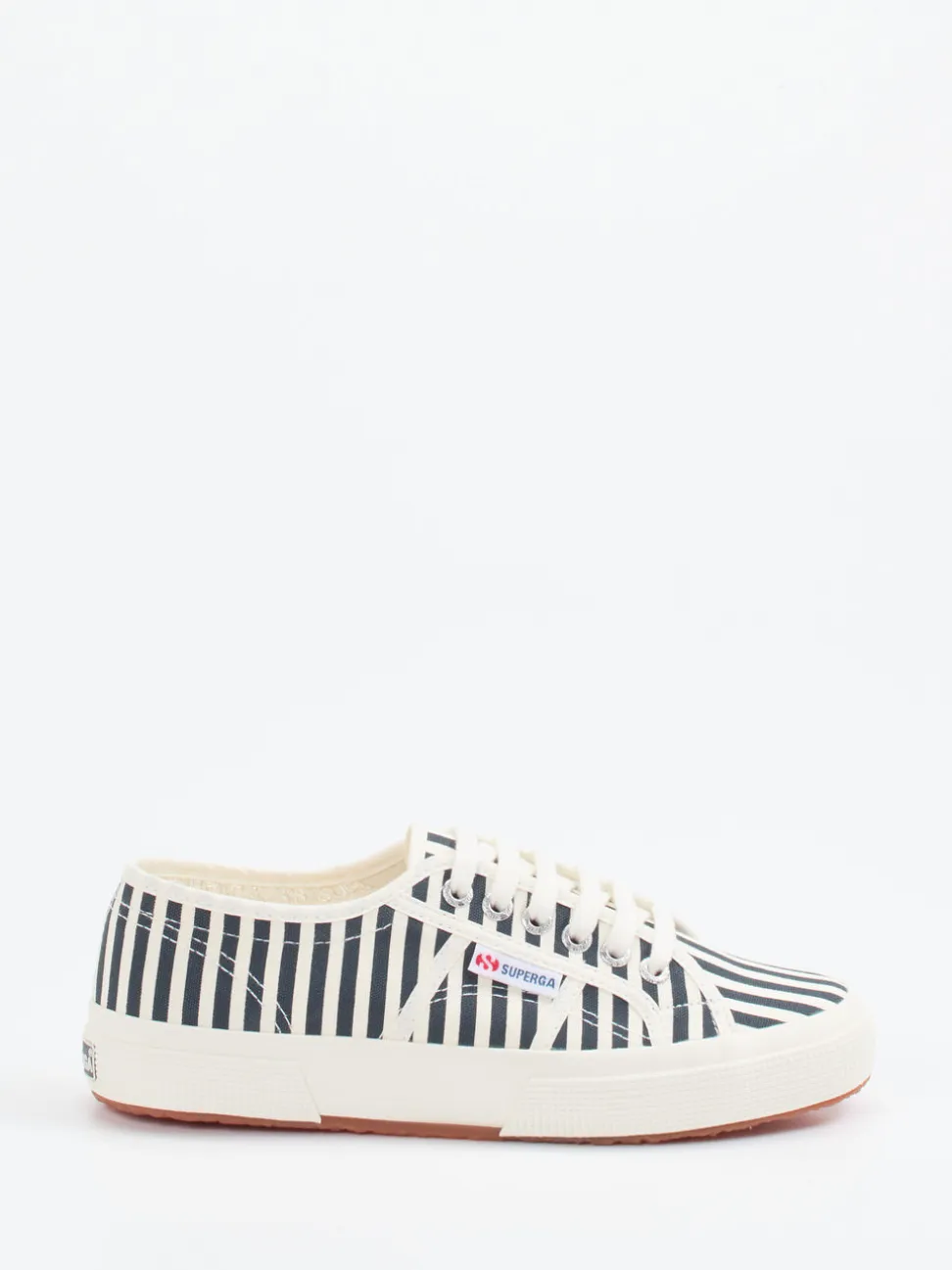Superga – Sneaker aus Canvas in Cremeweiß