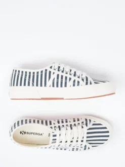 Superga – Sneaker aus Canvas in Cremeweiß