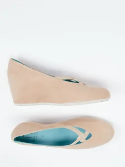 Thierry Rabotin – Keilpumps aus Veloursleder Beige