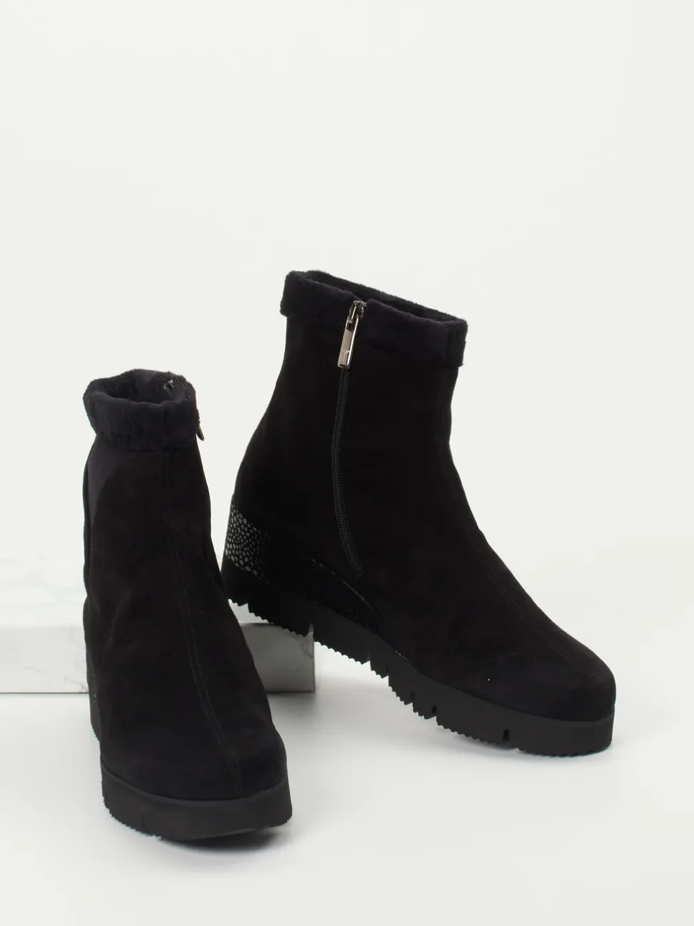 Thierry Rabotin – Keilstiefeletten aus Veloursleder Schwarz