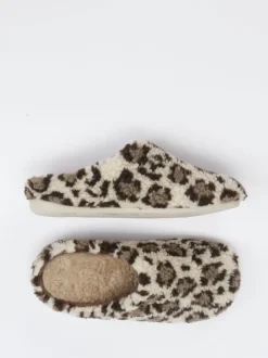 Thies – Hausschuhe aus Textil in Leoprint-Optik