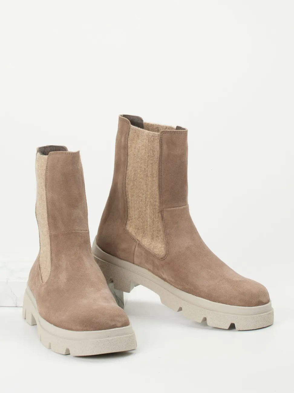 Think – Chelsea Boots aus Veloursleder in Taupe