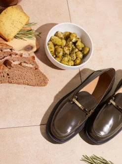 Tod's – Loafer aus Hochglanzleder in Schlammgrün