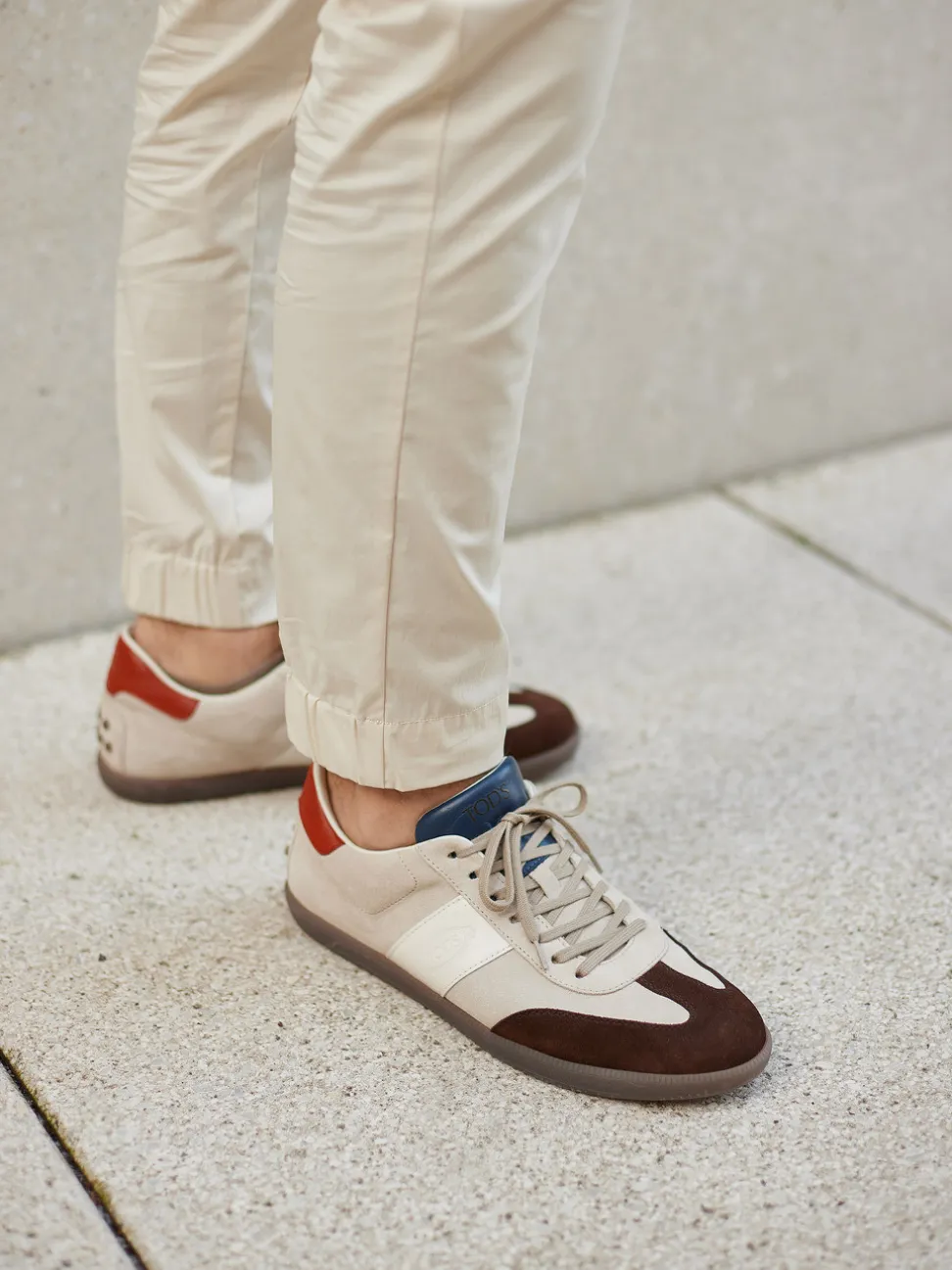 Tod's – Sneaker aus Veloursleder in Beige