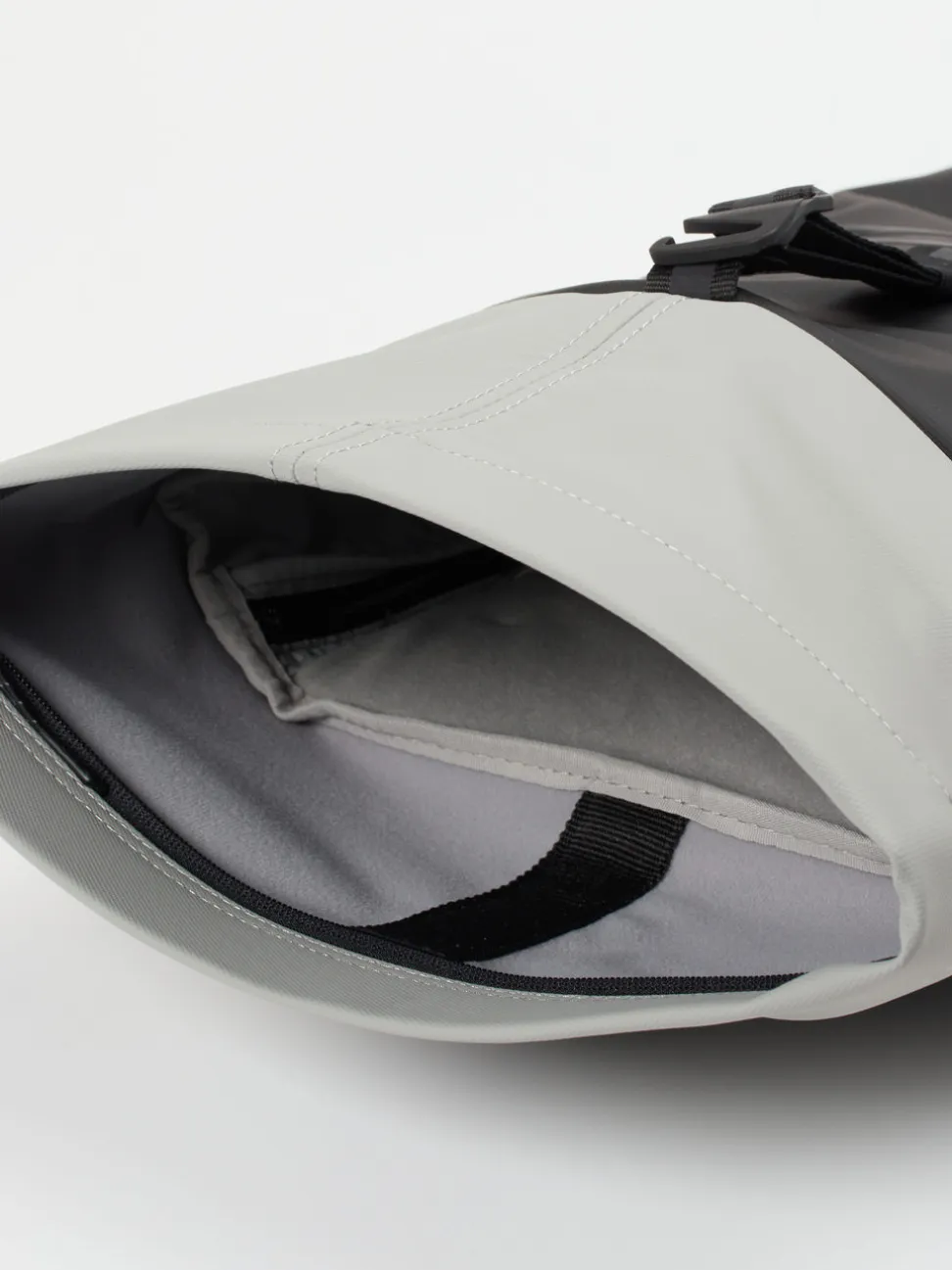 Ucon Acrobatics – Rolltop-Rucksack aus Textil Schwarzgrau