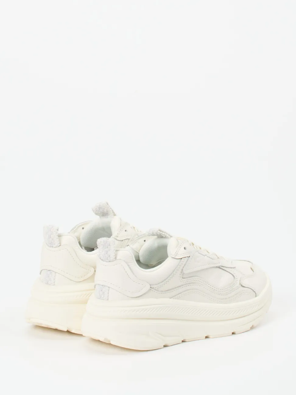 UGG – Chunky Sneaker aus Kalbleder in Cremeweiß