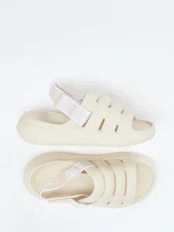 UGG – Chunky-Sandale aus Lammleder Cremebeige