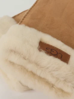 UGG – Fingerhandschuhe aus Fell in Braun