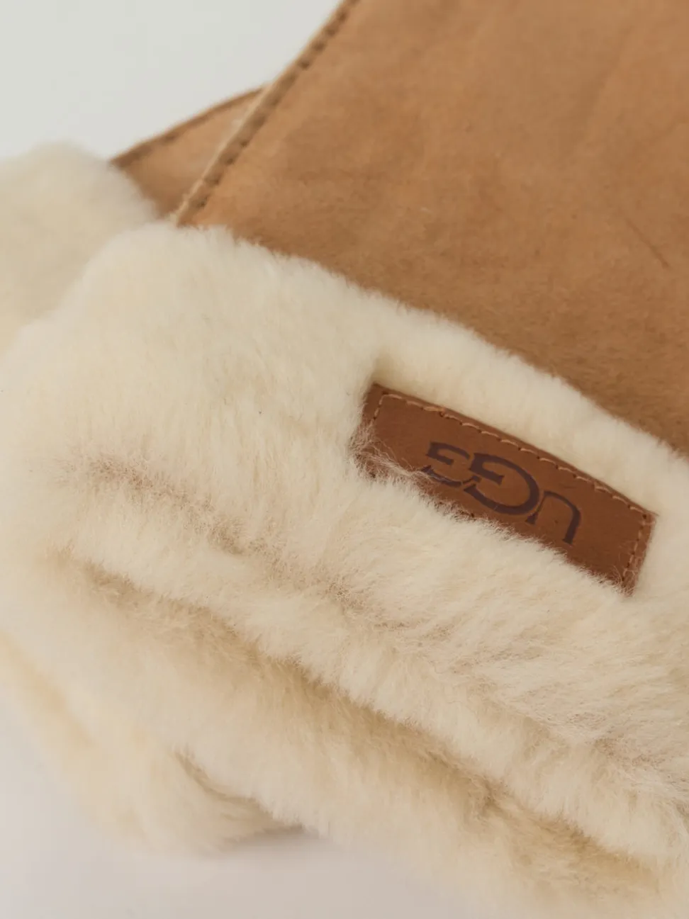 UGG – Fingerhandschuhe aus Fell in Braun