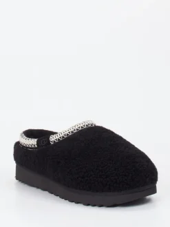 UGG – Hausschuh aus Fell in Schwarz mit Bouclé