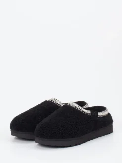 UGG – Hausschuh aus Fell in Schwarz mit Bouclé