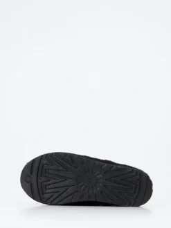 UGG – Hausschuh aus Fell in Schwarz mit Bouclé