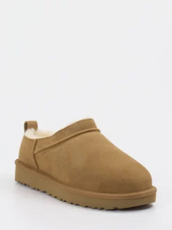 UGG – Hausschuh aus Veloursleder in Sandbeige