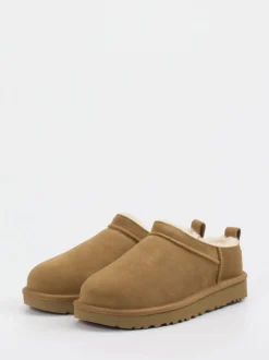 UGG – Hausschuh aus Veloursleder in Sandbeige