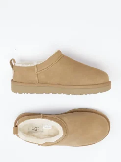 UGG – Hausschuh aus Veloursleder in Sandbeige