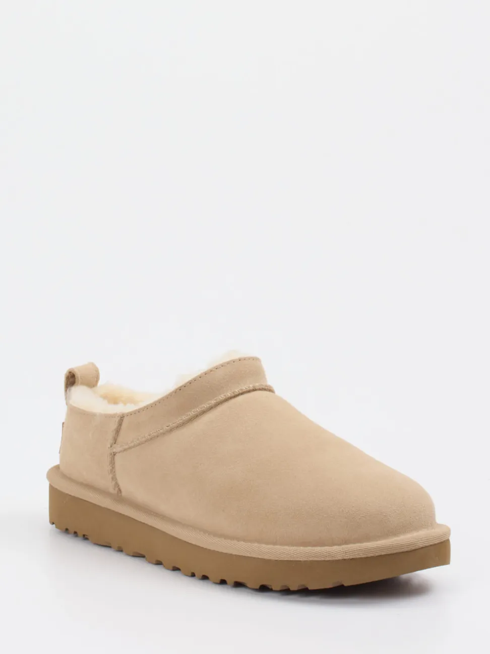 UGG – Hausschuhe aus Veloursleder mit Lammfell