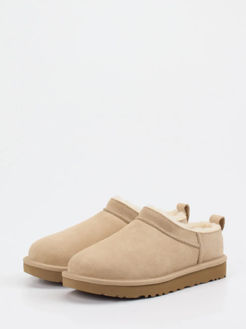 UGG – Hausschuhe aus Veloursleder mit Lammfell
