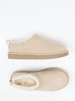 UGG – Hausschuhe aus Veloursleder mit Lammfell