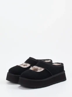UGG – Hausschuhe aus Veloursleder mit Lammfell Schwarz