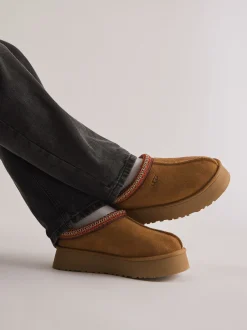 UGG – Hausschuhe aus Veloursleder cognacbraun