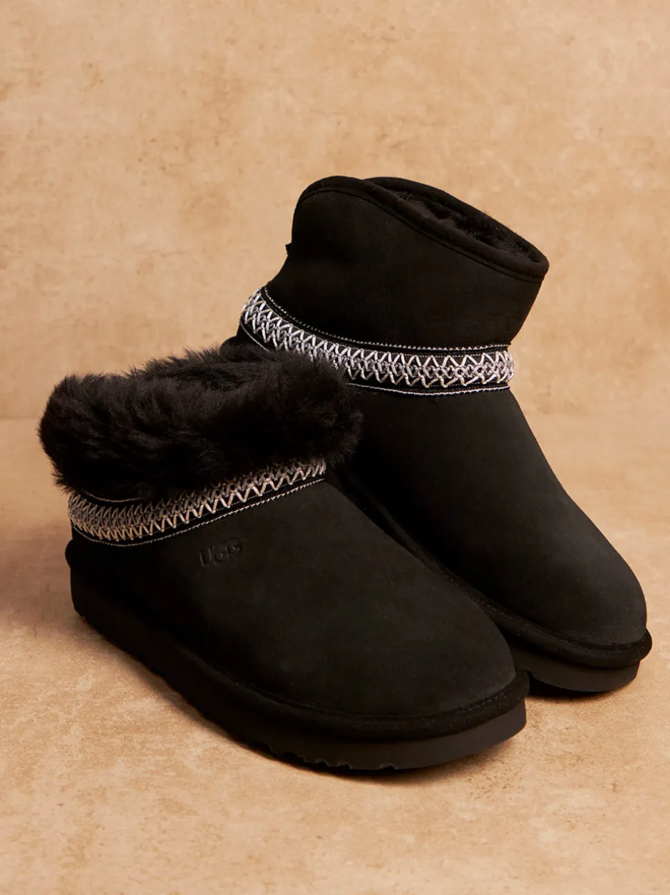 UGG – Hausschuh-Slipper aus Veloursleder schwarz