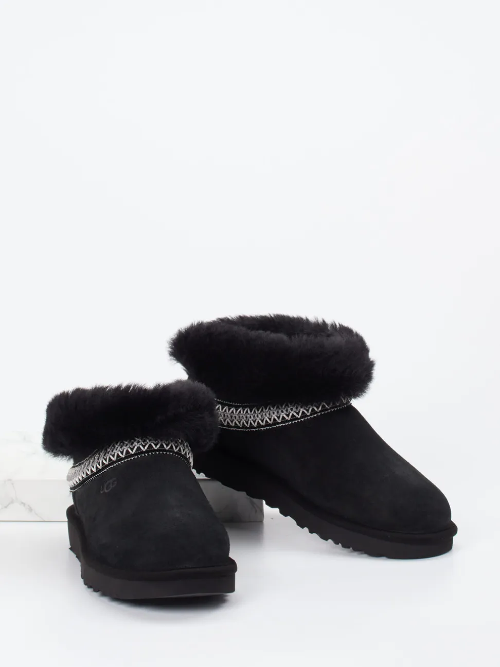 UGG – Hausschuh-Slipper aus Veloursleder schwarz