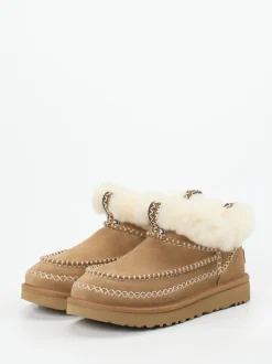 UGG – Hausschuh-Stiefelette aus Veloursleder hellbraun