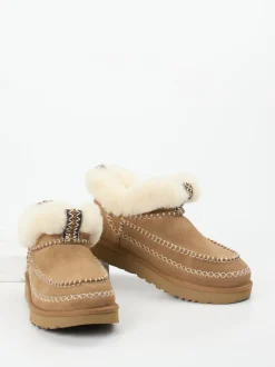 UGG – Hausschuh-Stiefelette aus Veloursleder hellbraun