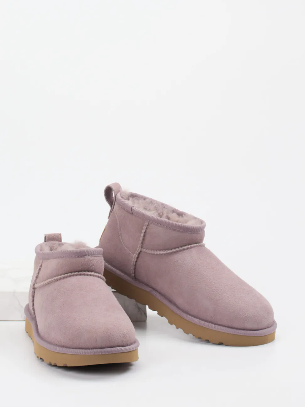 UGG – Lammfell-Boots aus Veloursleder in Altrosa