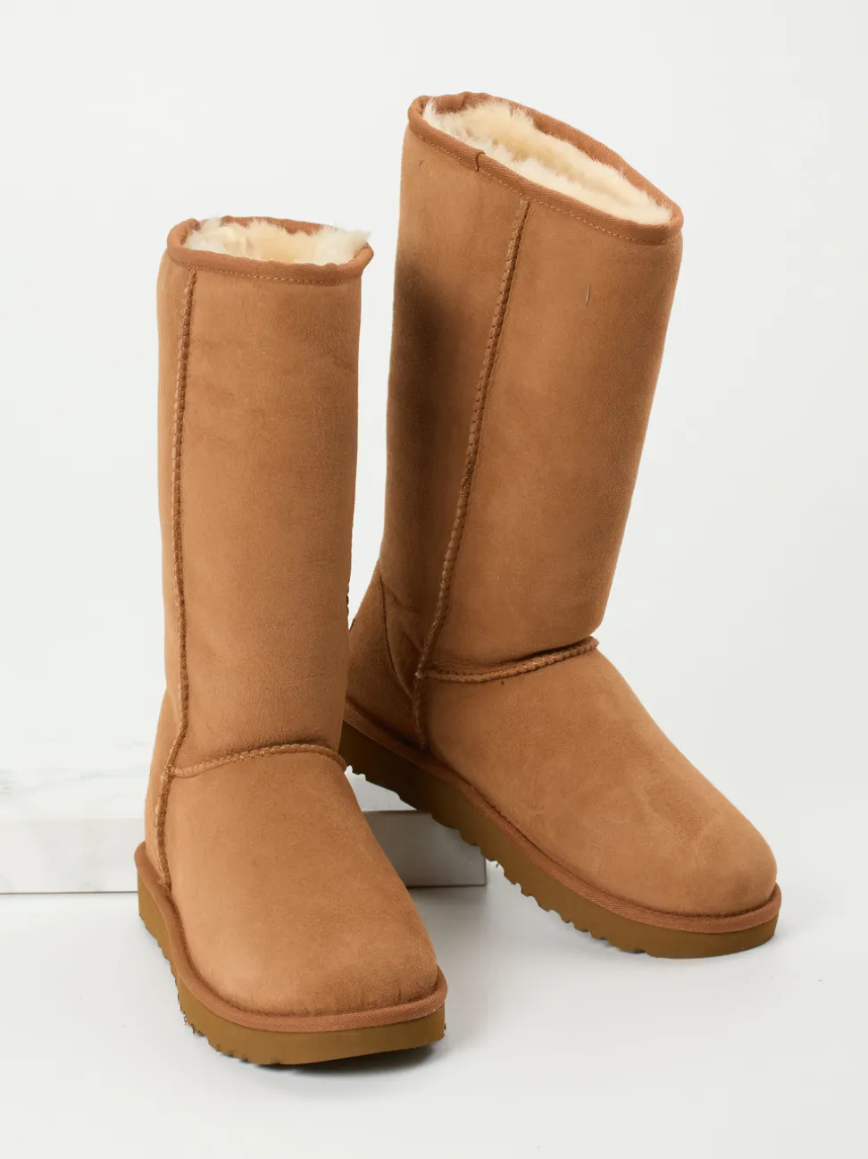 UGG – Lammfell-Boots aus Veloursleder cognacbraun