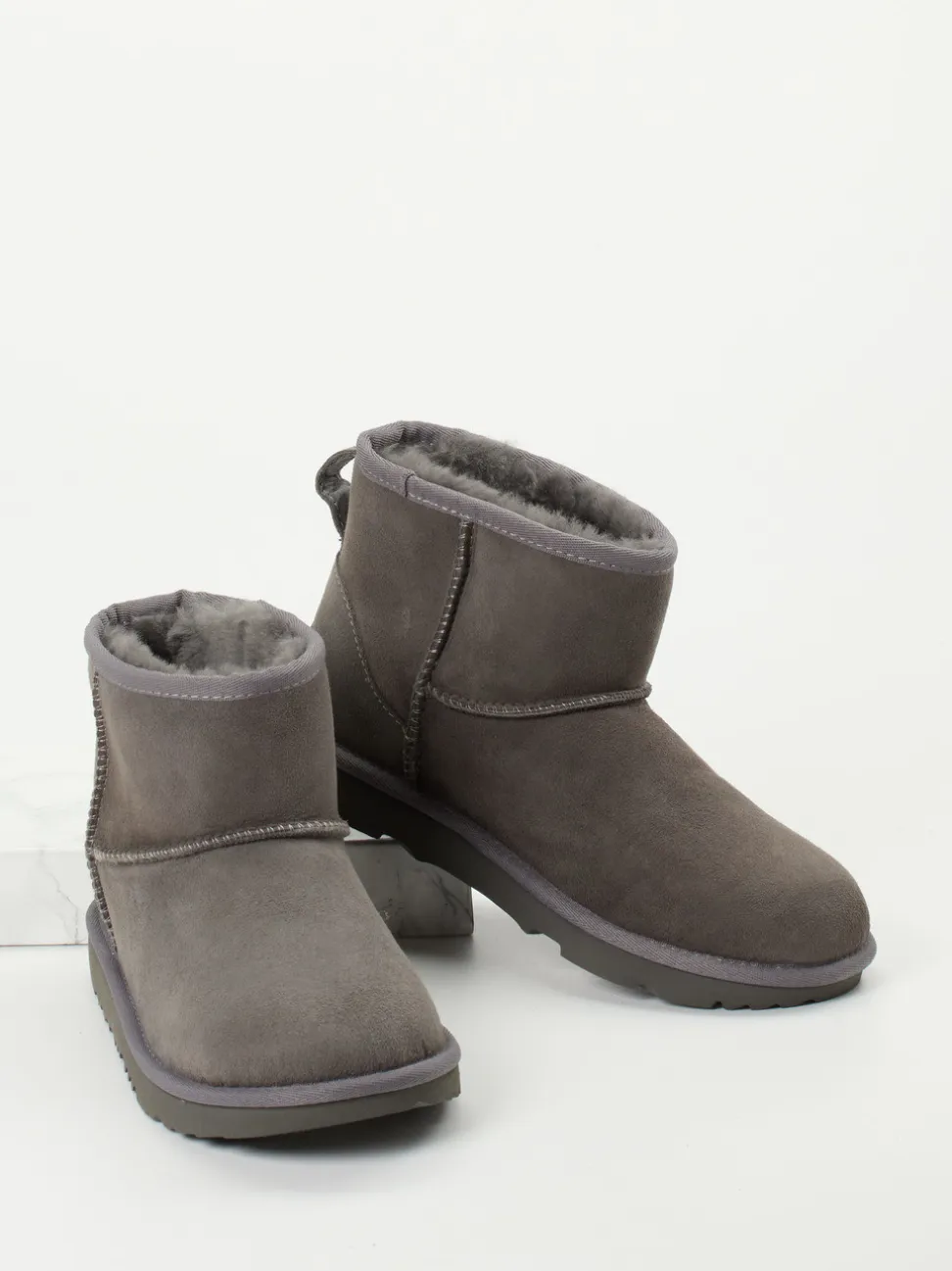 UGG – Lammfell-Boots aus Veloursleder anthrazit