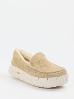 UGG – Loafer aus Veloursleder in Beige